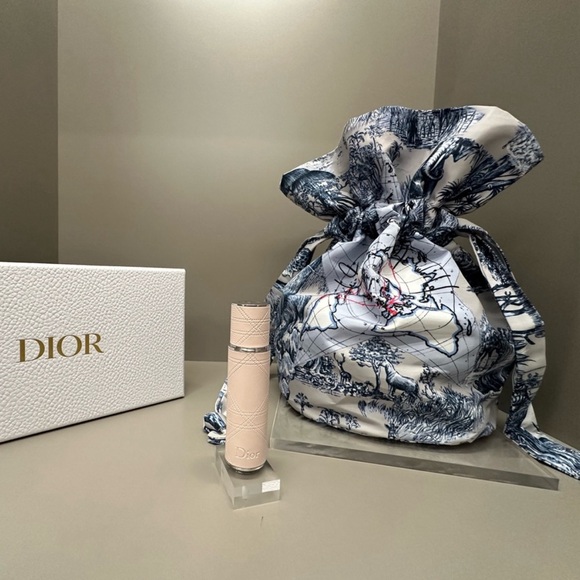 CHRISTIAN DIOR LIMITED EDITION AROUND THE WORLD POUCH & REFILLABLE ATOMIZER - Picture 2 of 8